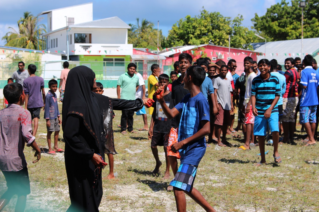 A very exciting water fight between the girls and boys! On Maafushi everyone is having fun. A world away from Male...