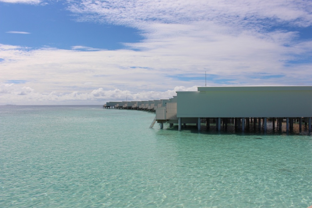 ocean reef houses and clear sea