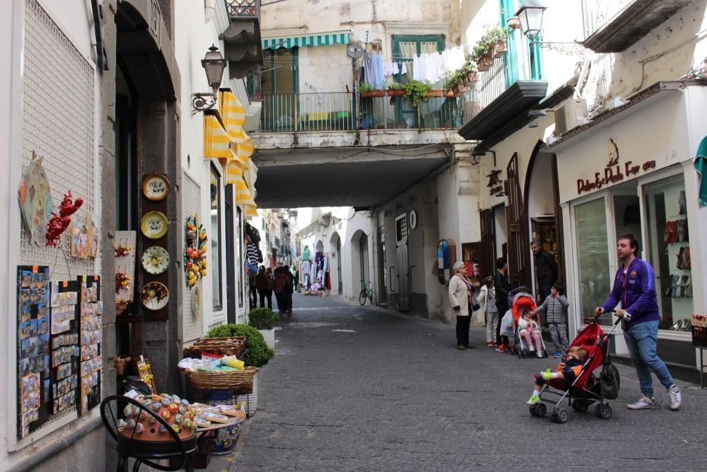 amalfi shopping street